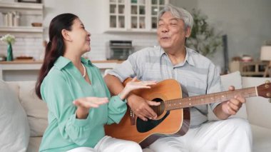 Karısı şarkı söyleyip müzik yaparken, kanepede oturup gitar ya da müzik aleti çalan mutlu bir adam. Yaşlı çift birlikte vakit geçiriyor ve birlikte eğleniyorlar. Myrmidon.