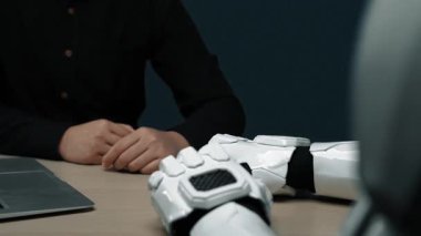 Planlamacılardan oluşan küçük bir daire, pazarlama netliğini artıran ve hedef hizalamayı yönlendiren doğru veri yorumlarını sağlayan yapay zeka tabanlı bir sistemle işbirliği yapar. Noogenesis Yapay Zeka