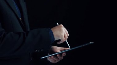 İş adamı küresel pazarlama ve finans konusunda uzmandır. Küresel pazarların karmaşıklığını, stratejileri ve pazarlama erişimini geliştirmek. Küresel finans ve pazarlama UUID 'sinde başarı