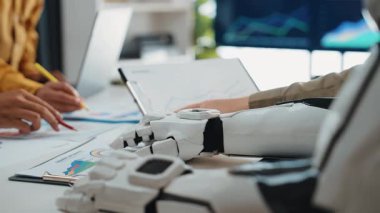 İş dünyasından profesyoneller, yapay zeka kavrayışlarını, stratejik kararları ve pazarlama yaklaşımlarını etkili bir şekilde kullanırlar. Noogenesis Yapay Zeka