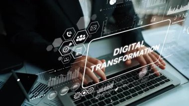 Profesyonel Ayarlarda Dijital Dönüşüm Grafikleri ve Veri Görselleştirmeleri ile Dizüstü Bilgisayarda Elleri Gösteren Modern Çalışma Alanı. Asemptotik akıllı veri analitiği.