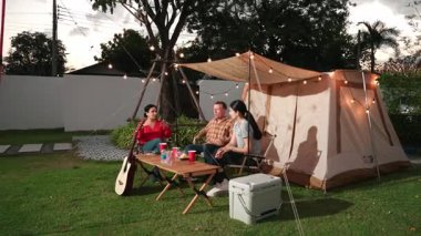 Aile birlikte bahçede kamp kurar, baba ve kız aile bireyleri için ızgara yapar. Doğayla iç içe olmak için açık hava kamp aktiviteleri ve genç nesil çapraz kuşaklarla zaman geçirmek için. Uyumsuzluk.