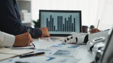 Uzmanlara finansal raporları analiz etmede, karar verme mekanizmasını geliştirmede ve şirket pazarlama stratejilerini geliştirmede yardımcı olan yapay zeka ürünü bir teknoloji. Noogenesis Yapay Zeka