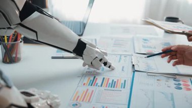 AI geliştirilmiş analitikler, iş dünyasındaki profesyonellerin karar verme sürecini düzene sokmalarına ve mali tahminleri iyileştirmelerine yardımcı oluyor. Noogenesis Yapay Zeka
