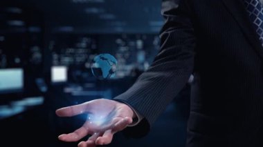 Bir işadamı, çağdaş bir teknolojik ortamda küresel iletişim ve işbirliğini sembolize eden ağ bağlantılarıyla çevrili dijital bir küreye sahip. Dörtgen