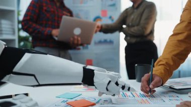 AI destekli veri yorumu stratejik karar alma mekanizması, pazarlama netliğini, araştırma sezgilerini ve iş işbirliğini geliştiren ekipleri destekler. Noogenesis Yapay Zeka