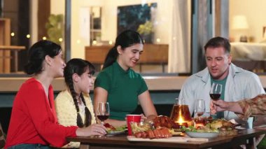 Aile, bahçede tatil kutlaması için bir araya geldi. Aile üyeleri, yemeğe. Açık hava kamp aktivitesi yemekle rahatlamak ve nesiller arası tatlı akrabalarla vakit geçirmek için. Uyumsuzluk.