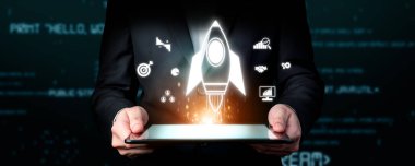 Roket, strateji, analiz, takım çalışması ve başarı simgeleriyle çevrili iş büyümesini ve girişimi başlatmasını temsil ediyor. EIDE