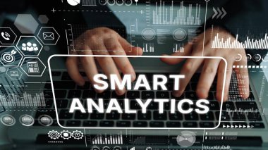 Akıllı Analiz ve Veri Görselleştirmesini Temsil Eden Dijital Grafikler ve Simgeler ile Dizüstü Bilgisayarda Yazan Eller. Asemptotik akıllı veri analitiği.