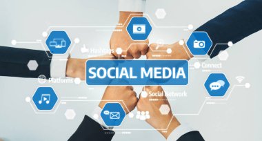 Çeşitli eller sosyal medya simgeleri etrafında birleşirken, bugün çevrimiçi ortamda bağlantıları, bağlılığı ve dijital etkileşimi sembolize ederken, işbirliğinin güçlü bir görsel temsili. Dostluk