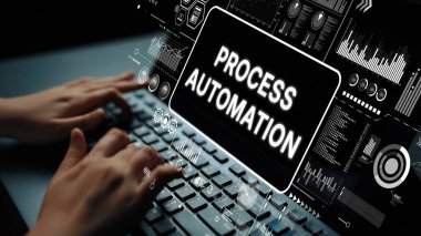 Modern Ofis Ortamı 'nda Eller Klavyede Dijital Grafikler ve Süreç Hakkında Metin Yazıyor. Asemptotik akıllı veri analitiği.