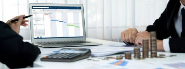 Ekip projesinin zaman çizelgesini gösteren bilgisayar ekranında canlı iş projesi yönetimi için proje planlama yazılımı