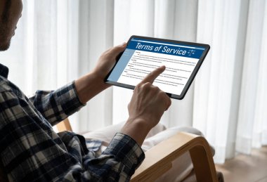 Kullanıcıların çevrimiçi hizmet dönemine anlaşma yapmaları için web sitesini aygıt ekranında kullanmada canlı kurallar ve yönetmelikleri gösteren çevrimiçi hizmet koşulları