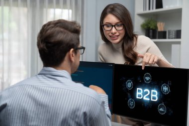 İş adamı B2B peyzajında geziniyor, iş-iş bağlantılarını geliştirmek için kullanım teknolojisi kullanıyor. B2B etkileşimini yeniden şekillendiren keşifler, iş-iş stratejilerinde yenilikleri yönlendiren araçlar. canlı