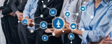 Çeşitli profesyonellerin yer aldığı bu resim, yeniliği sembolize eden dijital simgelerle teknoloji ve iş dünyasının kesişimini vurguluyor. Dostluk