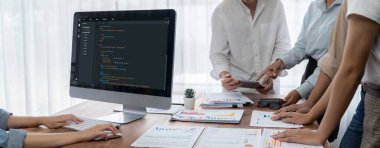 Uygulama ve program kodlaması için bilgisayar ekranında yazılım geliştirme programlama