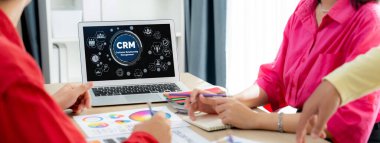 CRM işletme ve işletme için canlı bilgisayarda müşteri ilişkileri yönetim sistemi