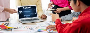 Yapay zeka teknolojisini çalıştırmak için komut mühendisi ve kullanıcı kolaylığı için üretici yapay zeka yardımcı araçları insanların yapay zeka hareketini teşvik ederek üretken yapay zeka fonksiyonları ile çalışmasına yardımcı olur