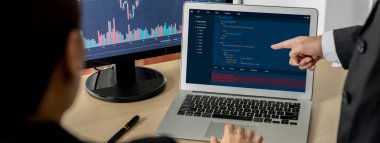 Uygulama ve program kodlaması için bilgisayar ekranında yazılım geliştirme programlama