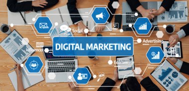 Dijital pazarlama stratejileri, dizüstü bilgisayarlar, raporlar ve temel veri ve içgörüleri yakalayan görsel araçlar üzerinde işbirliği yapan bir ekibi gösteren dinamik bir sahne. Dostluk