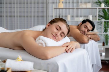 Kafkas çift müşterisi stres önleyici spa masajının keyfini çıkarıyor ve lüks otel veya oteldeki gündüz açık hava ortamında güzellik teniyle eğleniyor. Sessiz.