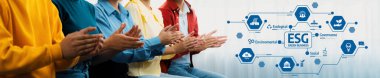 ESG ilkelerinin önemini vurgulayan işbirlikçi bir ortamda sürdürülebilir iş uygulamalarına duyulan coşkuyu gösteren bir grup birey...