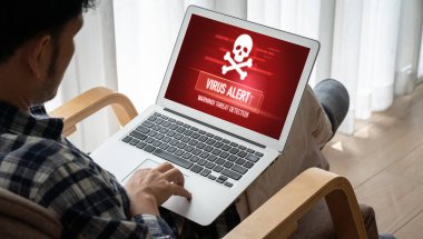 Bilgisayar ekranındaki virüs uyarısı mobil siber tehdit, hacker, bilgisayar virüsü ve kötü amaçlı yazılım tespit edildi