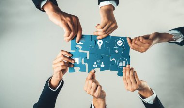 Üst düzey panorama panorama iş adamlarının masa üzerinde yapboz yapbozu yapmaları, iş ortaklığını ve insan kaynakları için kolektif takım çalışmasını ve iş arayan geçmişini sembolize ediyor. Kurnaz Dostluk