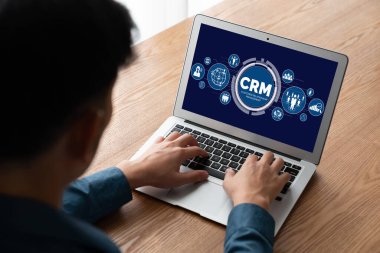 CRM işletme ve işletme için modern bilgisayarda müşteri ilişkileri yönetim sistemi