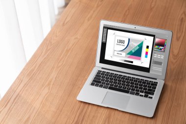 Web sayfasının modern tasarımı ve bilgisayar ekranında gösterilen ticari reklamlar için grafiksel tasarımcı yazılımı