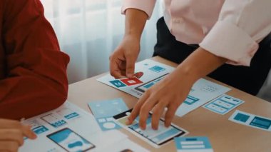 Mobil uygulama ya da web sitesi için kullanıcı arayüzü prototipi planlayan şirket çalışanlarının panorama videosu. UX UI tasarım beyin fırtınası kullanıcı dostu arayüz planı tasarlıyor. Sinerjik