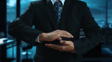 İş adamı e-posta kutusunu kontrol ediyor, daha iyi verimlilik için mesajları düzenliyor ve önceliklerini belirliyor. Etkili iletişim için akıllı e-posta teknikleri öğren. Kullanıcı Kimliği