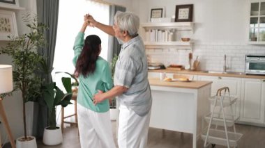 Mutlu dedem ve büyükannem evde el ele tutuşup dans ediyorlar. Sevimli son sınıf çifti, mutfağa destek olurken müzik eşliğinde vakit geçiriyorlar. Myrmidon.