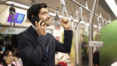 Kafkasyalı profesyonel proje yöneticisi trende bulanık bir geçmişle beklerken saate bakıyor. Başarılı bir iş adamı, etrafı insanlarla çevrili bir yatırımcı için yöneticiyi arıyor. Sevinçli..