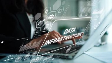 Modern Ofis Ayarlarında Bilgisayar Altyapısı Grafikleriyle İşletme Profesyoneli Çalışıyor. Asemptotik akıllı veri analitiği.