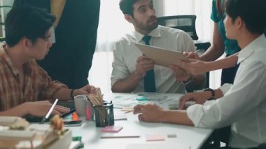 Proje yöneticisi ya da inşaat mühendisinin planlama ve planlama binasında yazışmalarının üst düzey görüntüsü. Toplantı masasında birlikte çalışan mimarın belgeyle birlikte havadan görünüşü. Hizalama.