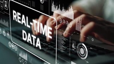 Eller Klavyede Gerçek Zamanlı Veri Görselleştirme, Dijital Arayüz ve Analitik Grafiklerle Yazıyor. Asemptotik akıllı veri analitiği.
