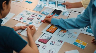 Mobil uygulama ya da web sitesi için kullanıcı arayüzü prototipi planlayan şirket çalışanlarının panorama videosu. UX UI tasarım beyin fırtınası kullanıcı dostu arayüz planı tasarlıyor. Sinerjik