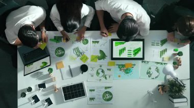 Yönetici yöneticisinin üst görünümü toplantılarda tablet temiz enerji gösterir. İş adamlarının sürdürülebilir çevre yatırımlarını planlamak ve yatırım yapmak için birlikte çalıştıklarına dair havadan bir bakış açısı. Hizalama.