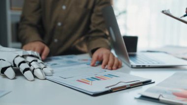 Bir şirket beyin fırtınası oturumunda, yapay zeka, pazarlama ve operasyonel seçenekleri optimize ederek danışman bir planı bilgilendiren veri modellerini ortaya çıkarır. Noogenesis Yapay Zeka