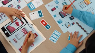 Mobil uygulama ya da web sitesi için kullanıcı arayüzü prototipi planlayan şirket çalışanlarının en iyi görünüm videosu. UX UI tasarımcı beyin fırtınası kullanıcı dostu arayüz planı. Sinerjik