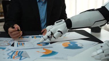 Yapay zeka, stratejik iş planlamasını, pazarlama yaklaşımlarının iyileştirilmesini, veri araştırmalarının netleştirilmesini ve işbirlikçi takım çalışmalarının geliştirilmesini destekler. Noogenesis Yapay Zeka