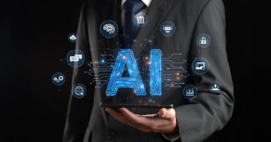 Profesyonel bir adam, dinamik bir yapay zeka ekranı sergileyen bir tablet tutuyor ve modern iş ortamlarındaki üretici yapay zeka asistanlarının yenilikçi potansiyelini gösteriyor. XDMCP