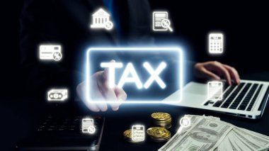 Bir iş adamı, vergi kavramlarını temsil eden dijital elementlerle etkileşime girer. Sahne, modern ofis ortamında para ve hesap makineleri de dahil olmak üzere finansal ayrıntıları yakalıyor. Dörtgen