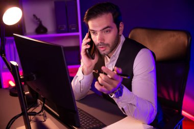 Akıllı iş adamı, akıllı telefondan ortağını ya da yatırımcısını arıyor. Hedef pazar veritabanı klasöründe satış kanalı disiplinlerini, Neon Dark Light Room 'daki ürün hizmetlerini analiz etmek için tartışıyor. Tahmin et..