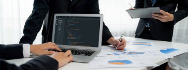 Uygulama ve program kodlaması için bilgisayar ekranında yazılım geliştirme programlama