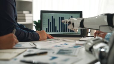 Bireylerin iş stratejilerini etkili bir şekilde yönlendirmek için fütüristik robotik teknoloji ve veri analizleriyle işbirliği yaptıkları dinamik bir ofis sahnesi.