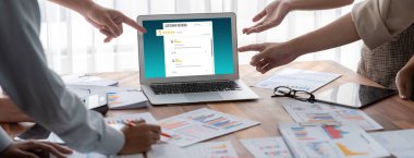 Şirket işleri için canlı bilgisayar yazılımının müşteri deneyimi ve gözden geçirme analizi