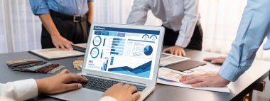 Masadaki bir grup iç mimar takımı dizüstü bilgisayarında mimari yazılım bulunan çeşitli ruh hali tahtası örneklerini seçiyor. Modern yenileme ve iç malzeme seçimi konsepti. İçgörü