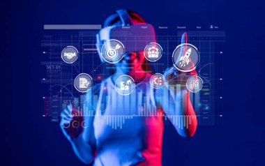 Bir iş adamı, veri analizi ve pazarlama stratejilerini, borsa ticaret fırsatlarına odaklanmış dinamik bir ortamda keşfetmek için sanal gerçeklik teknolojisini kullanır. XDMCP